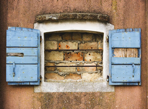 Fassade, Fenster mit Fensterläden, gemauert, Nahaufnahme, lizenzfreies Stockfoto