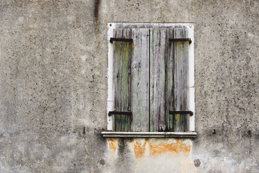Fassade, verwitterte Fensterläden, Nahaufnahme - WWF00444