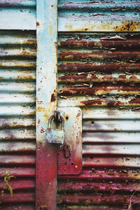 Eingangstür aus Metall mit rostigem Vorhängeschloss - WWF00442