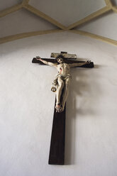 Kruzifix an der Wand, niedriger Blickwinkel - WWF00432