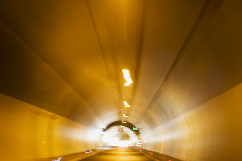 Lichter im Straßentunnel, Unschärfe - WWF00413