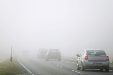 Verkehr auf der Straße im Nebel - WW00377