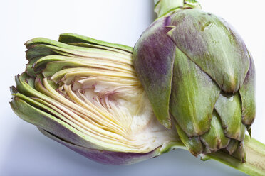 Artichoke (Cynara cardunculus, Syn. Cynara scolymus) sliced in half, close-up - MAEF01533