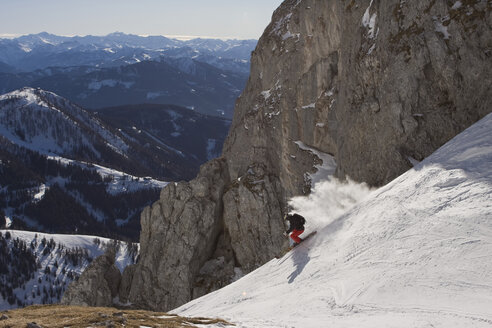 Österreich, Salzburger Land, Werfenweng, Person beim Skifahren am Steilhang - FFF01050