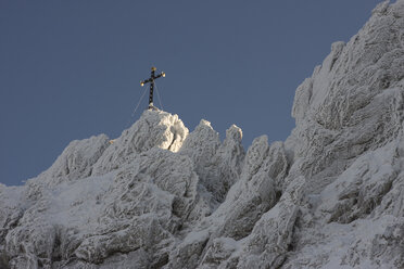 Germany, Bavaria, Kampenwand, Cross on mountain top - FFF01046