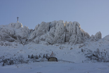 Germany, Bavaria, Kampenwand, Cross on mountain top - FFF01045