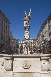 Österreich, Salzburg, Alter Markt, Brunnen und Skulptur - WWF00570