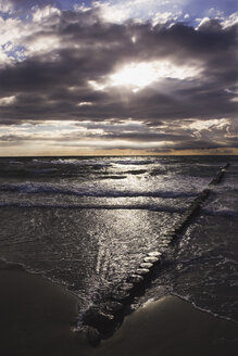 Deutschland, Mecklenburg-Vorpommern, Ostsee, Wustrow, Küstenlinie mit bewölktem Himmel - WWF00538