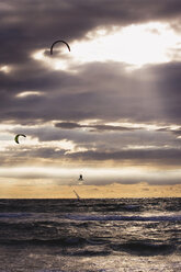 Deutschland, Mecklenburg-Vorpommern, Wustrow, Windsurfen und Kiteboarden - WWF00537