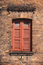 Deutschland, Mecklenburg-Vorpommern, Schwerin, Backsteinhaus, Mauer, geschlossenes Fenster - WWF00513