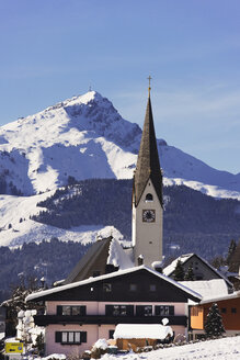Österreich, Tirol, St. Jakob im Pillertal, Kitzbüheler Horn, Kirche, Berge im Hintergrund - WWF00485