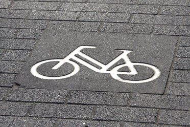 Deutschland, Radweg, Fahrradschild auf dem Bürgersteig - TLF00271