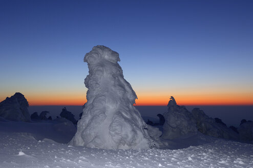 Deutschland, Sachsen-Anhalt, Brocken bei Sonnenaufgang - RUEF00142