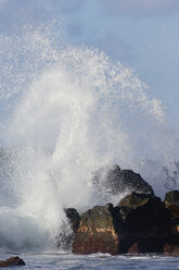 USA, Pazifischer Ozean, Hawaii, Große Welle trifft auf Felsen - RUEF00138