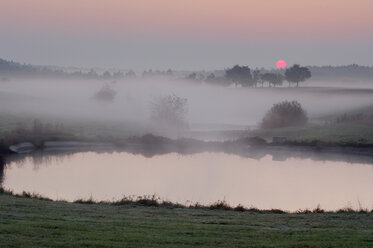 Deutschland, Bayern, Nebel über Landschaft bei Sonnenaufgang - RUEF00118