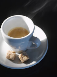 Tasse Kaffee und braune Zuckerwürfel, Blick von oben - KSWF00353