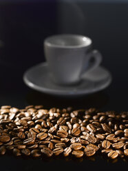 Kaffeebohnen und Tasse Kaffee - KSWF00352
