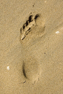 Fußabdruck im Sand, Vollbild, Ansicht von oben - MUF00772