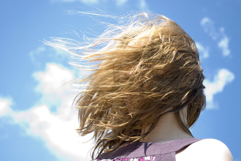 Junge Frau, Haare verdecken das Gesicht, Nahaufnahme - MUF00764