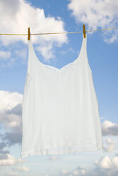 Undershirt hanging on clothesline - MUF00758