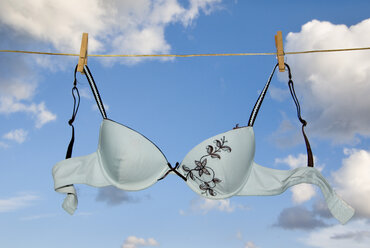 Brassiere hanging on clothesline - MUF00755