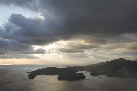 Griechenland, Ionisches Meer, Ithaka, Gewitterwolken über der Küste, lizenzfreies Stockfoto