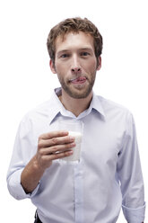 Junger Mann hält ein Glas Milch, Porträt - BMF00562