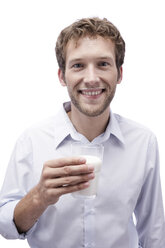 Junger Mann hält ein Glas Milch, Porträt - BMF00561