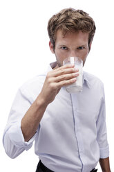 Junger Mann trinkt ein Glas Milch, Porträt - BMF00560