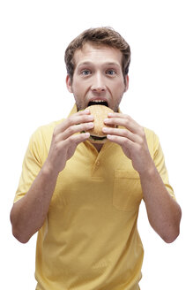 Junger Mann isst Hamburger, Porträt - BMF00532