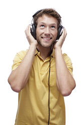 Junger Mann mit Kopfhörern, Porträt - BMF00522