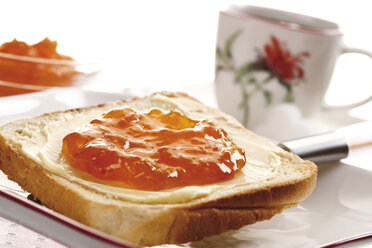 Frühstück, Scheibe Toast mit Butter und Orangenmarmelade, Nahaufnahme - 10247CS-U