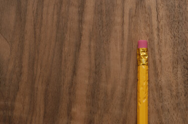 Alter Bleistift auf Holztisch, Ansicht von oben - KJF00015