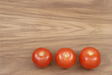 Tomaten in einer Reihe, Blick von oben - KJF00001