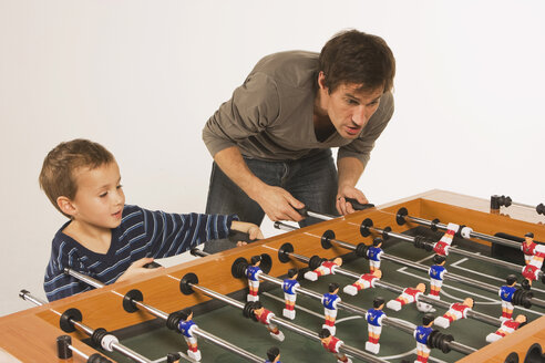 Vater und Sohn (4-5) spielen Tischfußball - WESTF11002