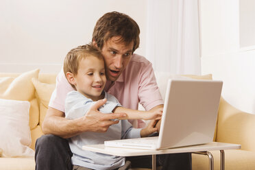 Father and son (4-5) using laptop - WESTF10991