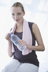 Junge Frau mit Wasserflasche und Handtuch, Porträt - WESTF10859