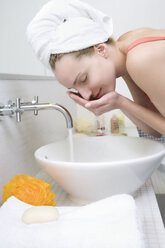 Junge Frau wäscht Gesicht, Seitenansicht - WESTF10774