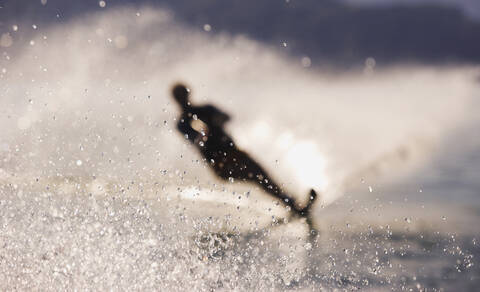 Österreich, Salzkammergut, Mondsee, Wasserskiläufer, Silhouette (unscharfe Bewegung), lizenzfreies Stockfoto