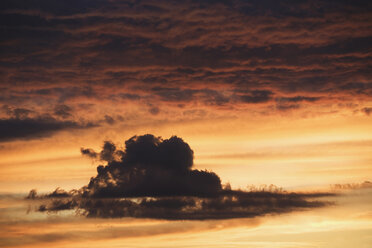 Österreich, Bewölkter Himmel mit Nachleuchten - WWF00698