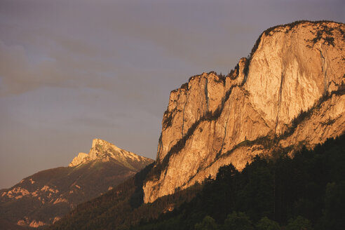 Österreich, Mondsee, Drachenwand-Felswand in der Dämmerung - WWF00695