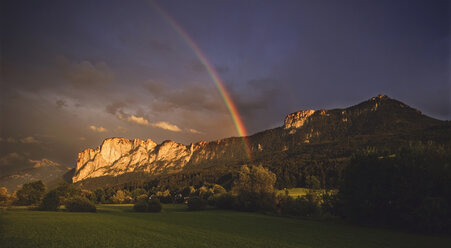 Österreich, Mondsee, Drachenwand mit Regenbogen - WWF00693