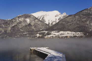 Austria, Lake Wolfgangsee, St Wolfgang, Schafberg mountain in winter - WWF00671