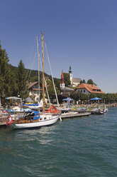 Austria, Salzkammergut, Lake Attersee, Sailboats in harbour - WWF00659