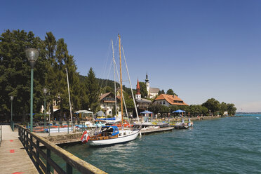 Österreich, Salzkammergut, Attersee, Segelboote im Hafen - WWF00658