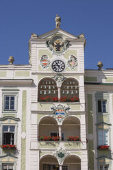 Österreich, Gmunden, Rathaus, Fassade mit Wappen und Glockenspiel - WWF00645