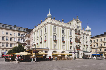 Österreich, Gmunden, Rathaus mit traditionellem Glockenspiel - WWF00643