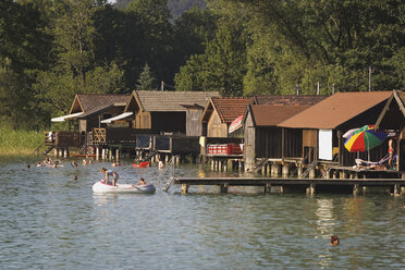 Österreich, Salzkammergut, Zell am Moos, Menschen schwimmen - WWF00612