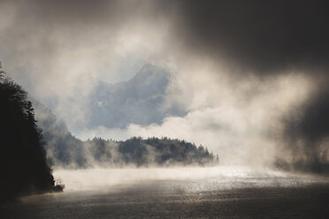 Österreich, Salzkammergut, Wolfgangsee mit Nebel und Wolken - WW00584