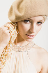 Junge Frau mit Perlenkette, Porträt - WESTF11123